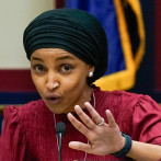 Requisan casa de congresista Ilhan Omar, crítica de Trump