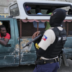 Personas desplazadas por violencia pandillera protestan en Haití