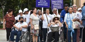 Frente al Palacio Nacional protestan bioanalistas pensionadas y jubiladas