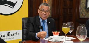 Carlos Peña pretende eliminar 11 ministerios para evitar la “duplicidad de funciones”