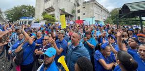 Profesores de la ADP de Santiago realizan protesta frente a la regional de Educación
