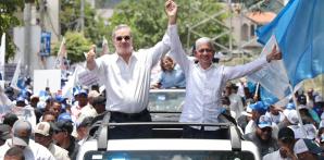 Luis Abinader encabeza marcha caravana en Cotuí, Sánchez Ramírez
