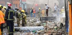 Un trabajo difícil: Bomberos y personal de la Defensa Civil en labores de rescate