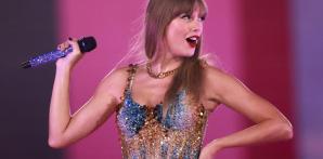La cantautora estadounidense Taylor Swift actúa durante su Eras Tour