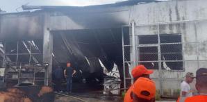 Incendio en colchonería de Sabana Perdida es sofocado por bomberos