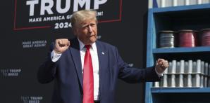 El expresidente de EEUU Donald Trump baila tras pronunciar un discurso en un mitin en Summerville, Carolina del Sur, el lunes 25 de septiembre de 2023.