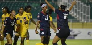 Integrantes del equipo dominicano celebran luego de una anotación frente a Barbados.