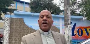 Atropello policial durante detención de un padre con su hija frente a escuela es denunciado por sacerdote