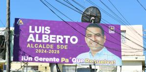 Vallas de diferentes candidatos a regidores y alcaldes adornan las calles del Gran Santo Domingo