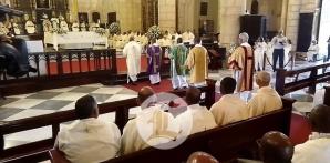 Monseñor Ozoria bendice los santos óleos en la Misa Crismal