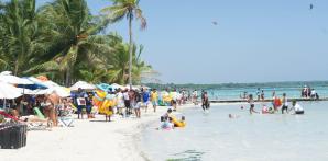 Así está la playa de Boca Chica este Jueves Santo