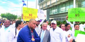 Contra las últimas condenas por mala práctica están protestando los médicos ante Suprema Corte