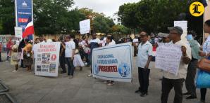 Protestan frente al Palacio desalojados de 32 sectores del gran Santo Domingo