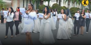 Mujeres marchan en la UASD vestidas de novia en protesta contra de los feminicidios