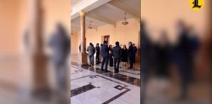 Delegación internacional arriba al Palacio Nacional en vehículo de Contrataciones Públicas