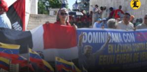 Dominicanos se reúnen en la Plaza Bolívar en contra de Edmundo González en RD