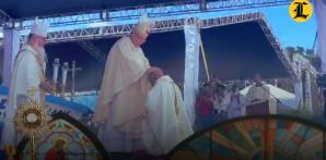 Antonio Ruiz de la Rosa, se postra en símbolo de una nueva vida en la iglesia católica