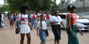 Con sombreros y faldas: fanáticos llegan a primer concierto de Bad Bunny en el Estadio Olímpico