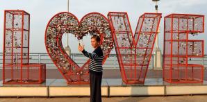 Así celebra el mundo el Día del Amor y la Amistad