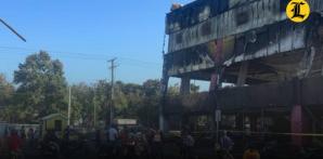 Bancos y tiendas abren sus puertas tras incendio que destruyó edificio de L&R en Villa Mella