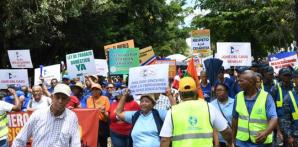VIDEO: Trabajadores marchan hasta el Palacio Nacional en reclamo de salarios, cesantía y alto costo de vida