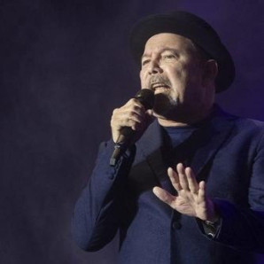 El salsero Rubén Blades cantando en el festival de Barcelona. EFE