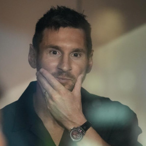 El argentino Lionel Messi mira desde un palco el comienzo del partido entre el Inter Miami y el Dynamo de Houston, en Fort Lauderdale.