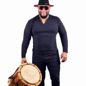 Félix Tambora es cantante de música típica y ahora alcalde de Boca de Mao, Valverde.