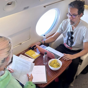 Karol G aprende un nuevo idioma durante sus vuelos privados, antes y después de sus conciertos.