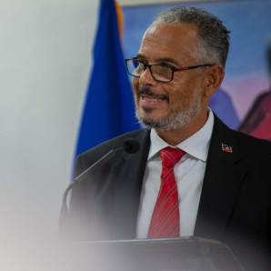 El primer ministro haitiano, Alix Didier Fils-Aime, habla durante la ceremonia de toma de posesión del Gabinete Ministerial, en la Villa D'acceuille de Puerto Príncipe, el 16 de noviembre de 2024