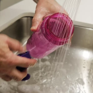 Una botella de agua reutilizable se lava en Nueva York el jueves 16 de octubre de 2025.