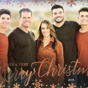 Austin Wells, con barba, figura juntos a sus dos hermanos y los padres de los tres, Michelle Fernández Greg Wells,
