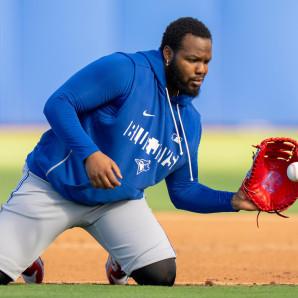 Vladimir Guerrero Jr fildea una rola durente los entrenamientos de primeravera del equipo en Dunedin, Florida, el lunes 16 de febrero de 2026