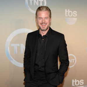 Eric Dane posa entre bastidores en las presentaciones anticipadas de TNT y TBS Network 2014 en el Madison Square Garden, el 14 de mayo de 2014, en Nueva York