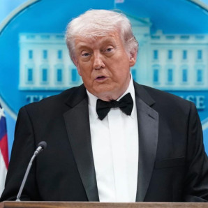 El presidente Donald Trump habla en la sala de prensa James Brady de la Casa Blanca tras el incidente en la cena anual de la Asociación de Corresponsales de la Casa Blanca en Washington, el sábado 25 de abril de 2026. (