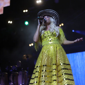 Yuri, a la mexicana, hizo varios cambios de ropa durante su presentación en el Teatro Nacional. SILVERIO VIDAL