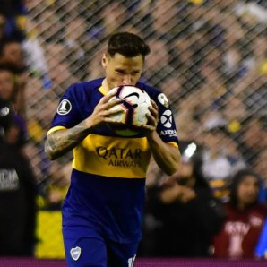 El delantero del equipo argentino Boca Juniors, Mauro Zárate, besa el balón durante un partido de la Copa Libertadores. Foto: Clarín.