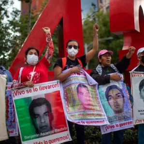 Cientos de personas protestan por la desaparición de los 43 estudiantes de Ayotzinapa en la Ciudad de México (México).