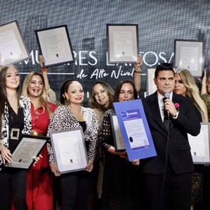 Alberto Maucó junto a mujeres reconocidas en una de las ediciones previas del evento.
