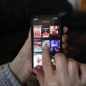 Una persona hace uso de la plataforma de streaming Netflix.