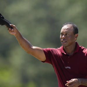 Tiger Woods saluda a la concurrencia luego de su ronda final en el Masters de Augusta.