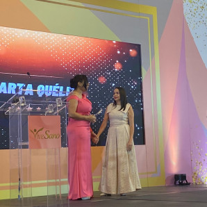 Marta Quéliz recibiendo el ‘Premio Vive Sano’ por sus historias de vida publicadas en Listín Diario.