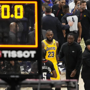 El alero de los Lakers de Los Ángeles LeBron James (23) abandona la cancha luego de la derrota ante los Nuggets de Denver en el Juego 2 de la serie de primera ronda en la postemporada de la NBA.