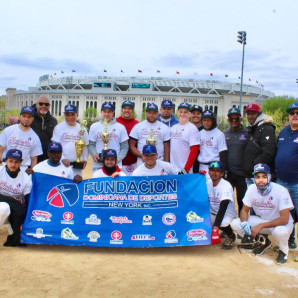 Integrantes del conjunto New Yorkers, campeones del 4to clásico mundial de softbol, organizado por la FDDNY, posan con la copa de campeón.