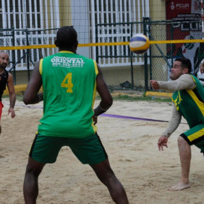 Acción en el partido de voleibol de playa que efectuaron el Ejército Dominicano contra la Policía Nacional