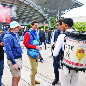 Los aficionados del tenis hacen filas para comprar cerveza en el Roland Garros.