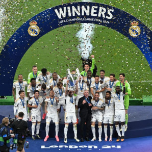 Los jugadores del Real Madrid celebran con el trofeo tras el partido final de la Liga de Campeones de la UEFA entre el Borussia Dortmund y el Real Madrid, en el estadio de Wembley, en Londres, el 1 de junio de 2024.