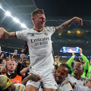 Toni Kroos es levantado luego que el Real Madrid alcanzara su corona número 15 en la Champions League