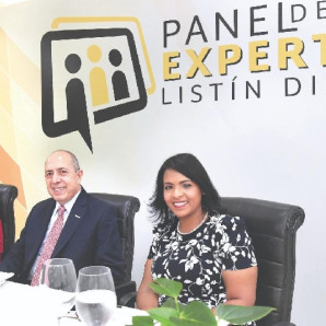 Nélsida Marmolejos, ex titular de la DIDA; José Manuel Vargas, presidente de la ADARS, y Yesenia Díaz, directora de segimiento del régimen contributivo en la SISALRIL.