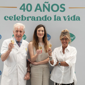 El presidente de Fundación Dexeus Mujer, Pedro N.Barri; la primera bebé en España concebida por fecundación in vitro, Victoria Anna Perea; y la integrante del equipo médico que lo hizo posible Anna Veiga, este jueves en Dexeus Mujer Barcelona.